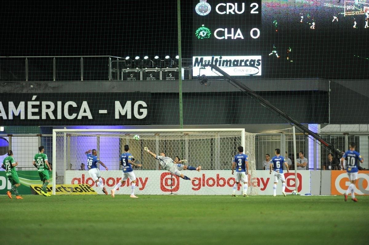 Com gols de Thiago Neves, Arrascaeta e Ded, Cruzeiro goleou a Chapecoense por 3 a 0