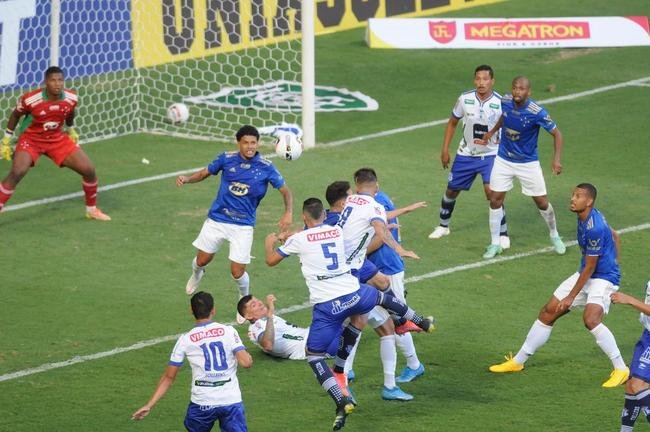 Cruzeiro goleou URT por 3 a 0 no Independncia com gols de Thiago, Machado e Edu em sua estreia no Mineiro. Ronaldo, dono da SAF, assistiu  partida no Horto. Duelo marcou estreia do tcnico uruguaio Paulo Pezzolano