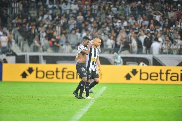 Atltico perdeu por 4 a 3 para o Coln nos pnaltis e foi eliminado da Copa Sul-Americana. Goleiro argentino Burin defendeu penalidades de Rver e Cazares