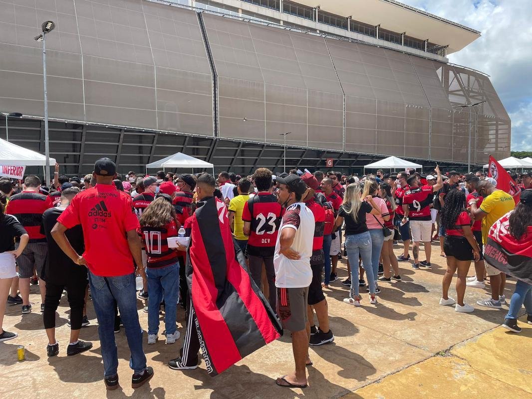 Fotos da chegada de torcedores  Arena Pantanal, em Cuiab, para a final da Supercopa do Brasil entre Atltico e Flamengo