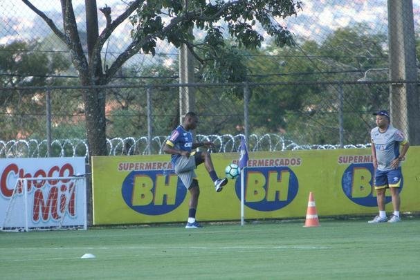 Atacante Sass trabalhou com elenco do Cruzeiro nesta tera-feira e foi apresentado como reforo