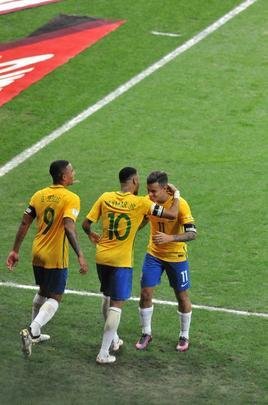 Neymar comemora segundo gol do Brasil sobre a Argentina no Mineiro