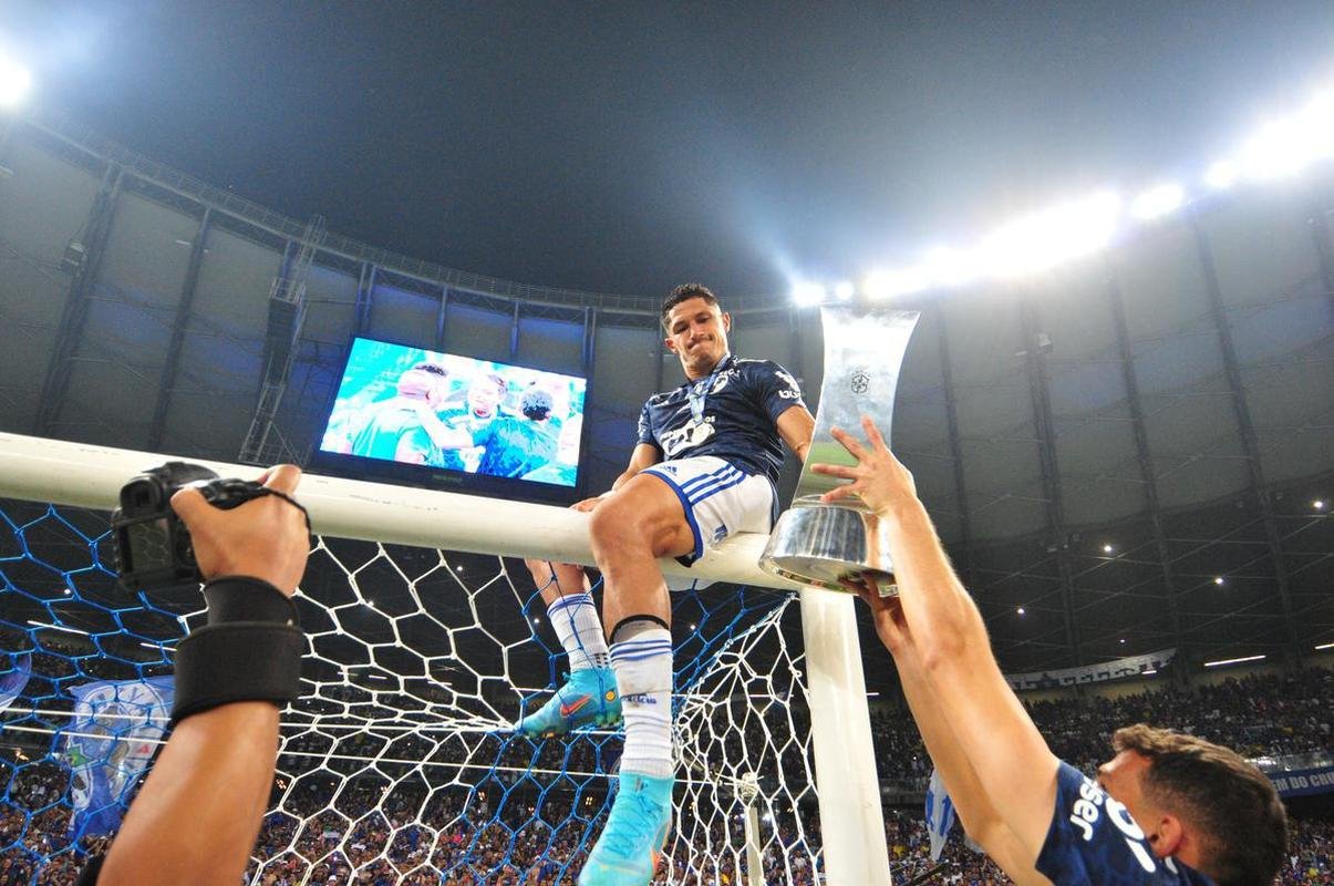 Cruzeiro levanta a taa da Srie B e faz festa no Mineiro
