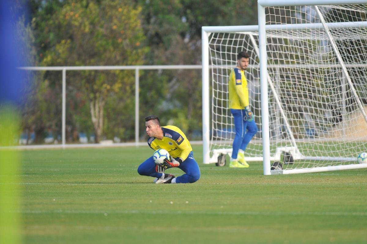 Fotos do primeiro treino de Abel Braga na Toca da Raposa II. Tcnico foi apresentado pelo Cruzeiro neste sbado e dirigir a equipe na segunda, s 20h, diante do Gois, no Serra Dourada, pela 22 rodada do Campeonato Brasileiro