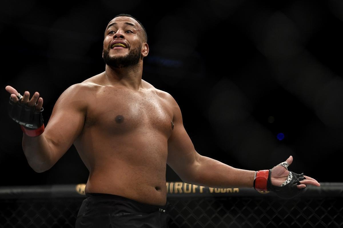 Mineiro Rodrigo 'Z Colmeia' comemora aps finalizar com estrangulamento