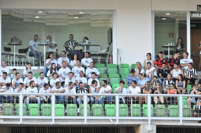Refugiados s�rios assistem ao jogo em camarote no Est�dio Independ�ncia