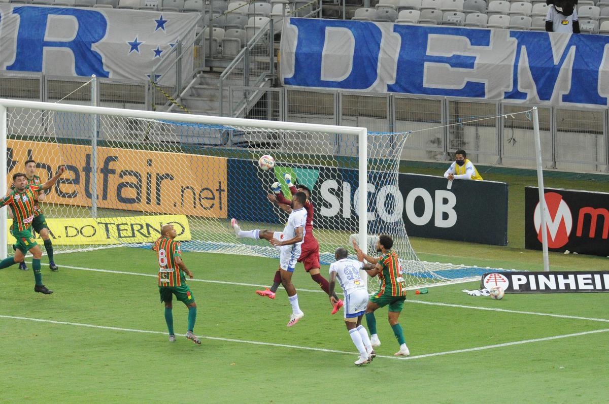 Jogadores do Cruzeiro deixam campo cabisbaixos aps derrota para o Sampaio Corra por 2 a 1