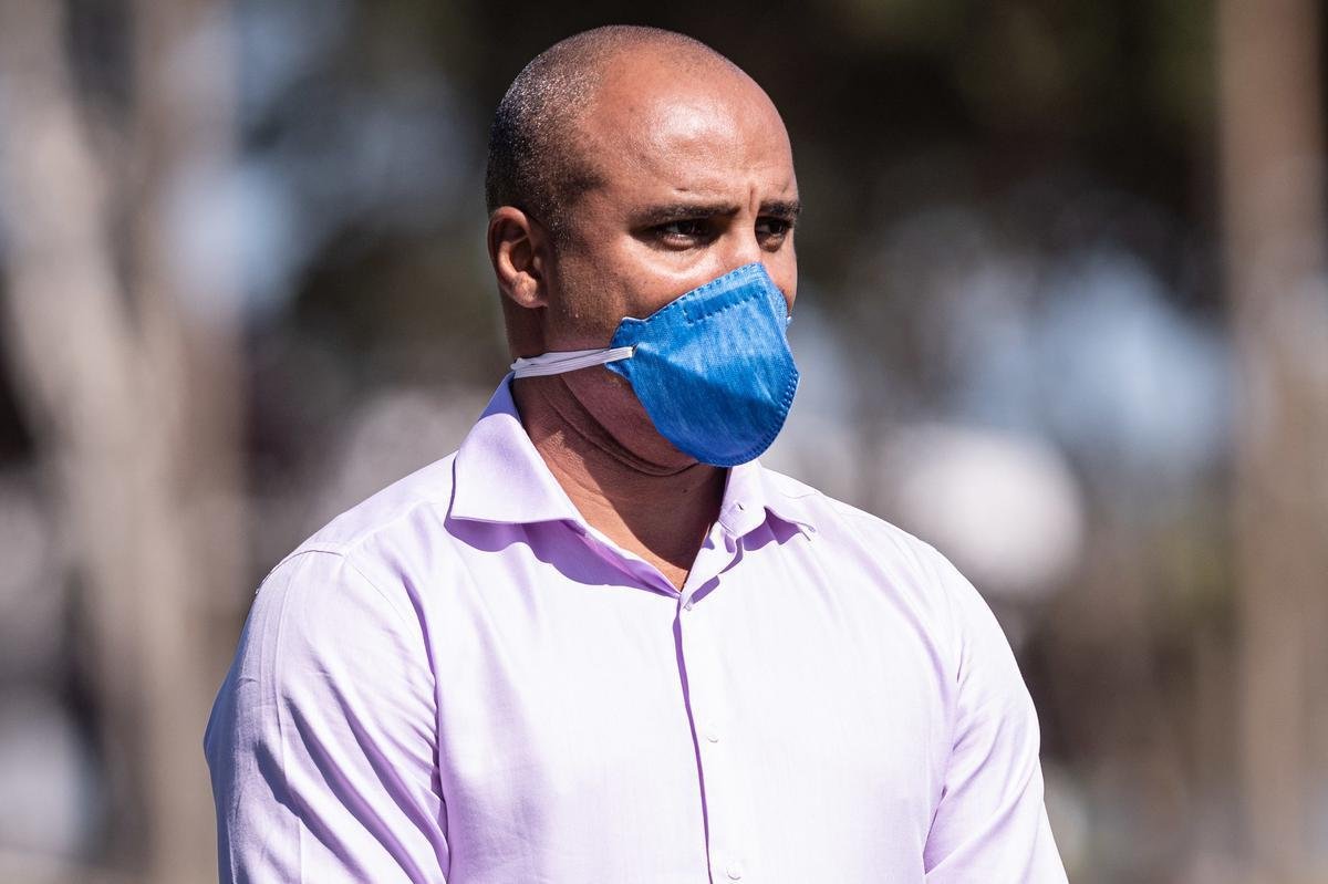 7- Contratação de Deivid (maio): uma das primeiras ações de Sérgio Rodrigues na presidência do Cruzeiro foi a nomeação de Deivid para o cargo de diretor. Os dois se tornaram amigos em 2015, quando o atual mandatário ocupava a função de superintendente de futebol do clube, e o executivo era auxiliar técnico do time principal (posteriormente, virou treinador em 2016). Sérgio sempre ressaltou a admiração por Deivid, que teve boa passagem pela Raposa como centroavante, em 2003, quando marcou 28 gols em 37 jogos e integrou o elenco campeão mineiro, da Copa do Brasil e do Campeonato Brasileiro.