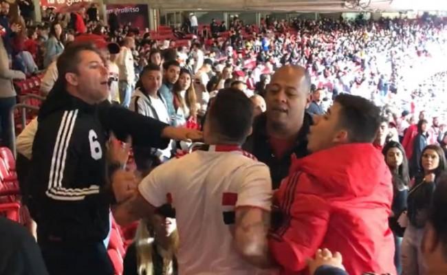 O desentendimento aconteceu depois que uma criança de cerca de sete anos comemorou gol de Yuri Alberto, que abriu o placar para o Timão contra o São Paulo