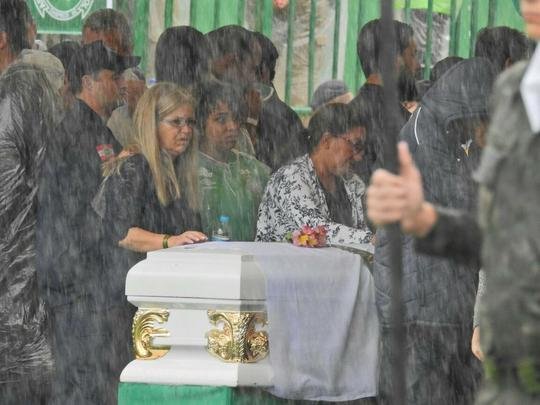 Emoção das famílias no velório dos heróis da Chapecoense