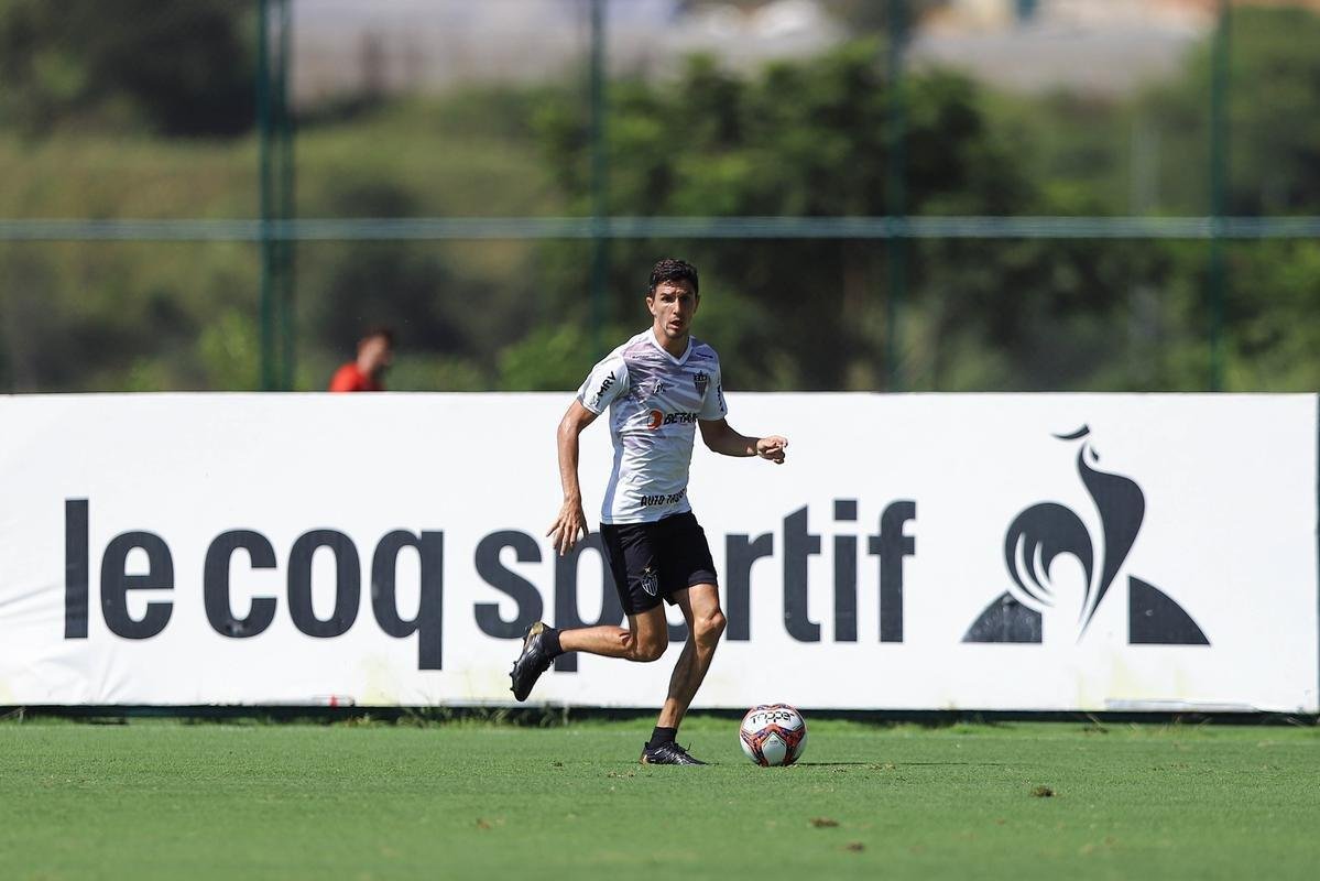 Fotos do coletivo entre profissionais e sub-20 do Atltico