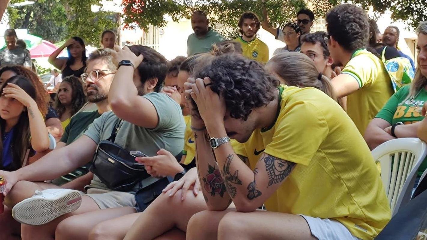 Tristeza da torcida com a eliminao do Brasil na Copa