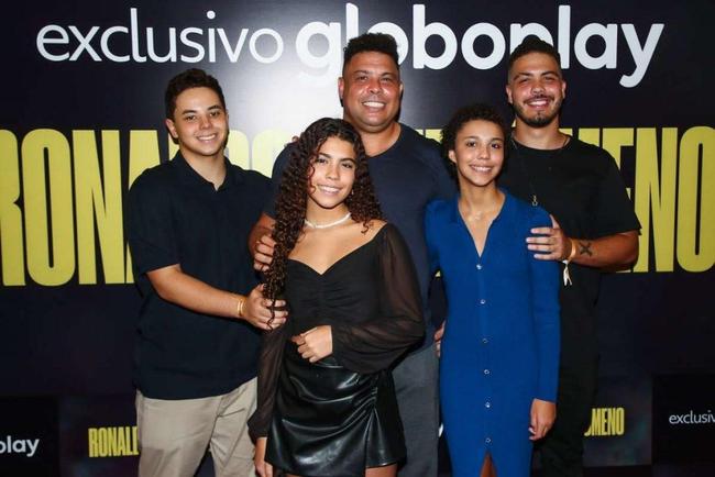 Ronaldo posou recentemente com os seus quatro filhos. Da esquerda para direita: Alex, Maria Sophia, Maria Alice e Ronald