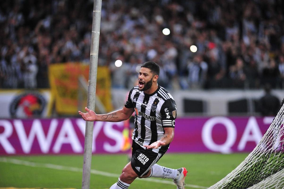 Fotos do gol de Hulk, que deu a vitria ao Galo sobre o Emelec e a classificao s quartas de final da Libertadores
