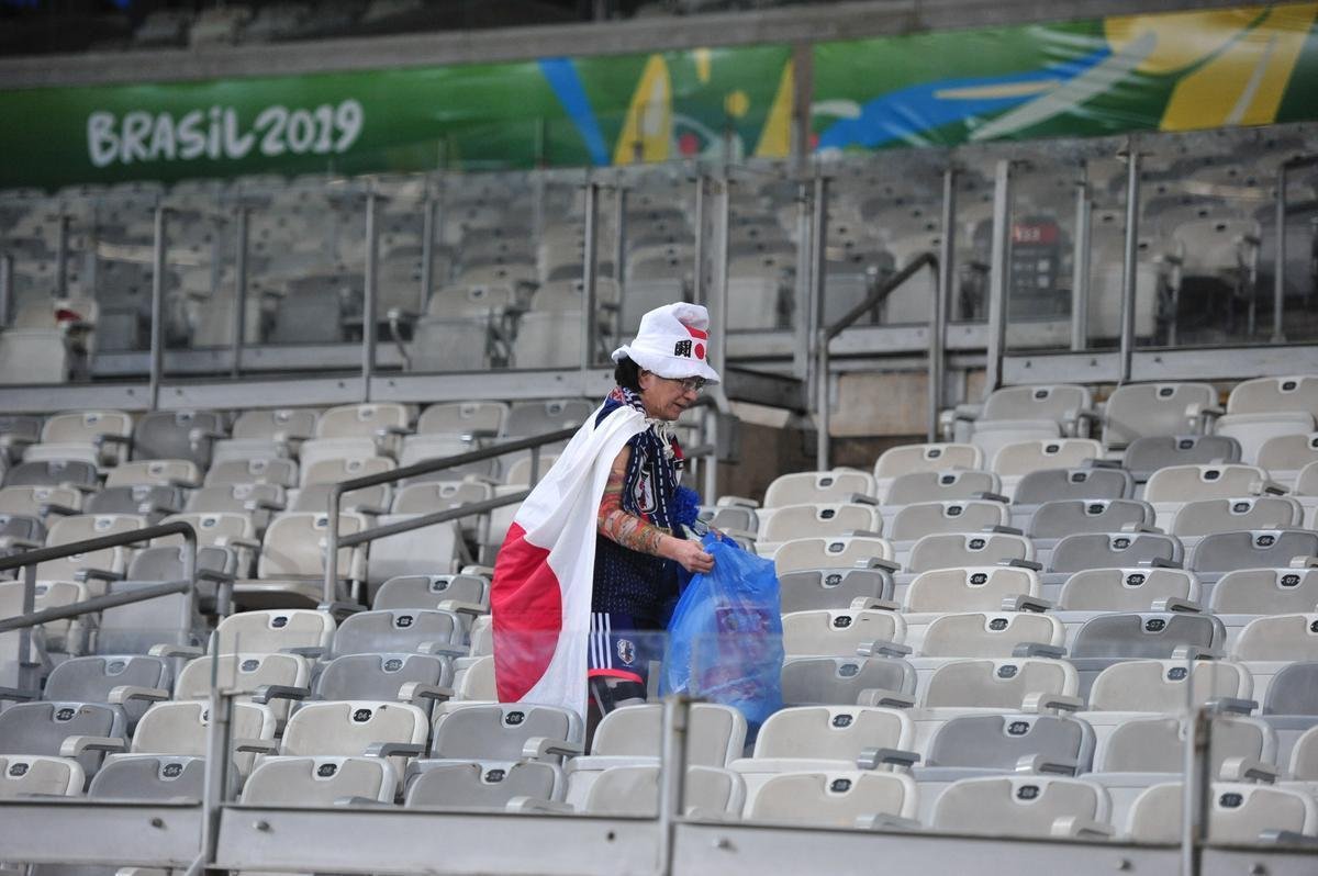 Depois do empate entre Japo e Equador, por 1 a 1, pela Copa Amrica, um torcedor japons deu um bom exemplo aos brasileiros. Com pacincia, ele recolheu lixo em vrios pontos do setor em que se encontrava no Mineiro. Na Copa de 2014, no Brasil, os nipnicos j haviam mostrado civilidade ao mundo ao limpar arquibancadas e vestirios dos estdios.