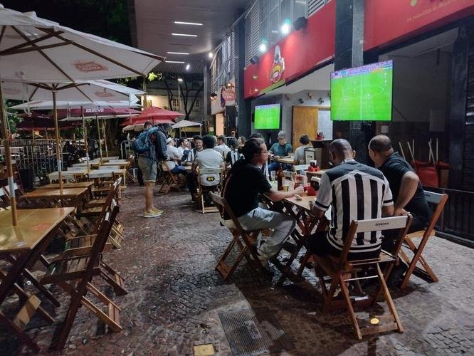 Atleticanos acompanharam Flamengo 2x1 Ceará nos bares de Belo Horizonte, na expectativa de comemorar o título antecipado do Campeonato Brasileiro. No entanto, o rival carioca venceu o time nordestino e adiou a festa atleticana.