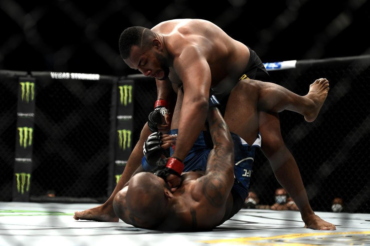 Mineiro aplica bons golpes na guarda do norte-americano