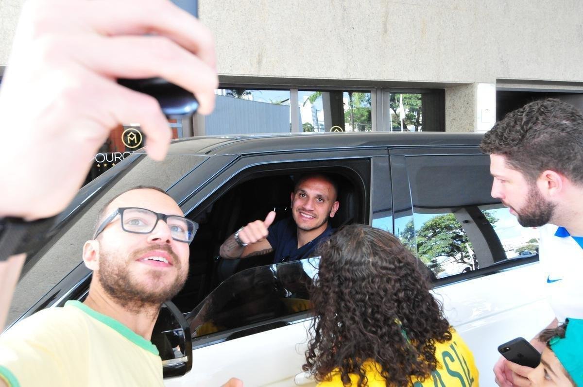 Depois de derrotar a Argentina por 2 a 0 no Mineiro e garantir vaga na final da Copa Amrica, jogadores da Seleo Brasileira ganharam folga em Belo Horizonte e foram tietados por torcedores na porta do hotel Ouro Minas. Lateral-esquerdo Fbio Santos, do Atltico, visitou amigos do elenco.