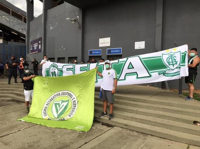 Fotos da torcida do Amrica no estdio Defensores del Chaco, em Assuno, antes da partida contra o Guaran pela segunda fase da Copa Libertadores