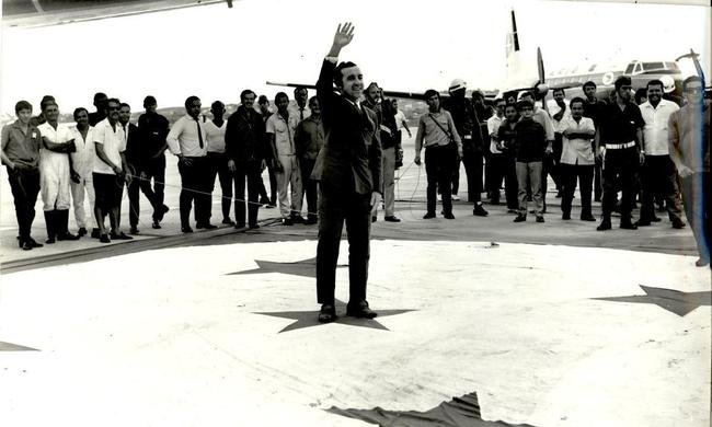 29/01/1970 - Embarque de Tosto, do Cruzeiro, para Houston, nos Estados Unidos, onde faria exames no olho esquerdo s vsperas da Copa do Mundo do Mxico. Craque celeste seria atendido pelo mdico Roberto Abdalla Moura, mineiro de Araguari, que atendia no Hospital Metodista de Houston.