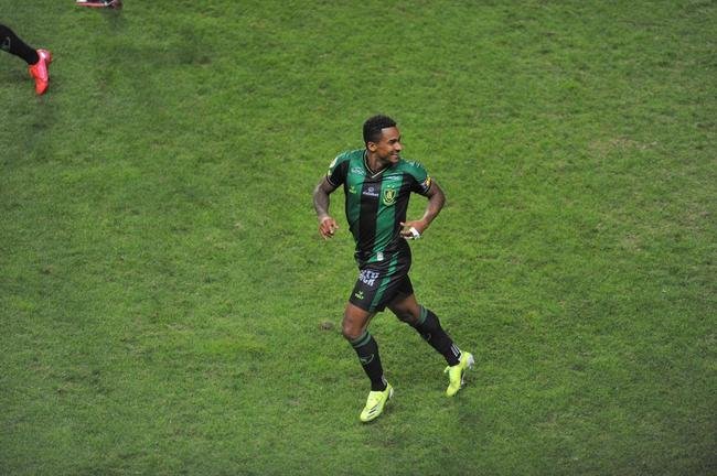 Ribamar chegou a marcar o segundo gol do Amrica no jogo, mas ele foi invalidado devido a um toque na mo de Alan Ruschel antes do cruzamento para o atacante.