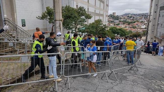 Torcida do Cruzeiro registra maior pblico do Campeonato Mineiro na partida contra o Villa Nova, no Independncia, pela oitava rodada. Ao todo, 19.616 pessoas compareceram no Horto.