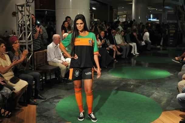 Amrica apresentou coleo de uniformes 2016, desenhados pelo estilista Ronaldo Fraga e produzidos pela Lupo