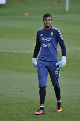 Seleo Argentina treinou nesta tera na Cidade do Galo com Lionel Messi. O craque cobrou faltas, afiou a pontaria e, em seguida, deixou a atividade mais cedo para se poupar. Na parte final, o tcnico Bauza orientou um trabalho em campo reduzido