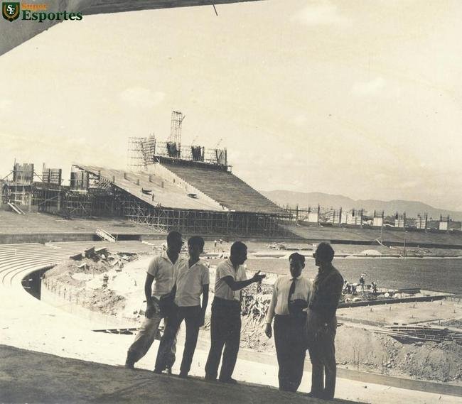 17/04/1964 - O engenheiro Gil Csar Moreira de Abreu recebe visitas nas obras de construo do Mineiro