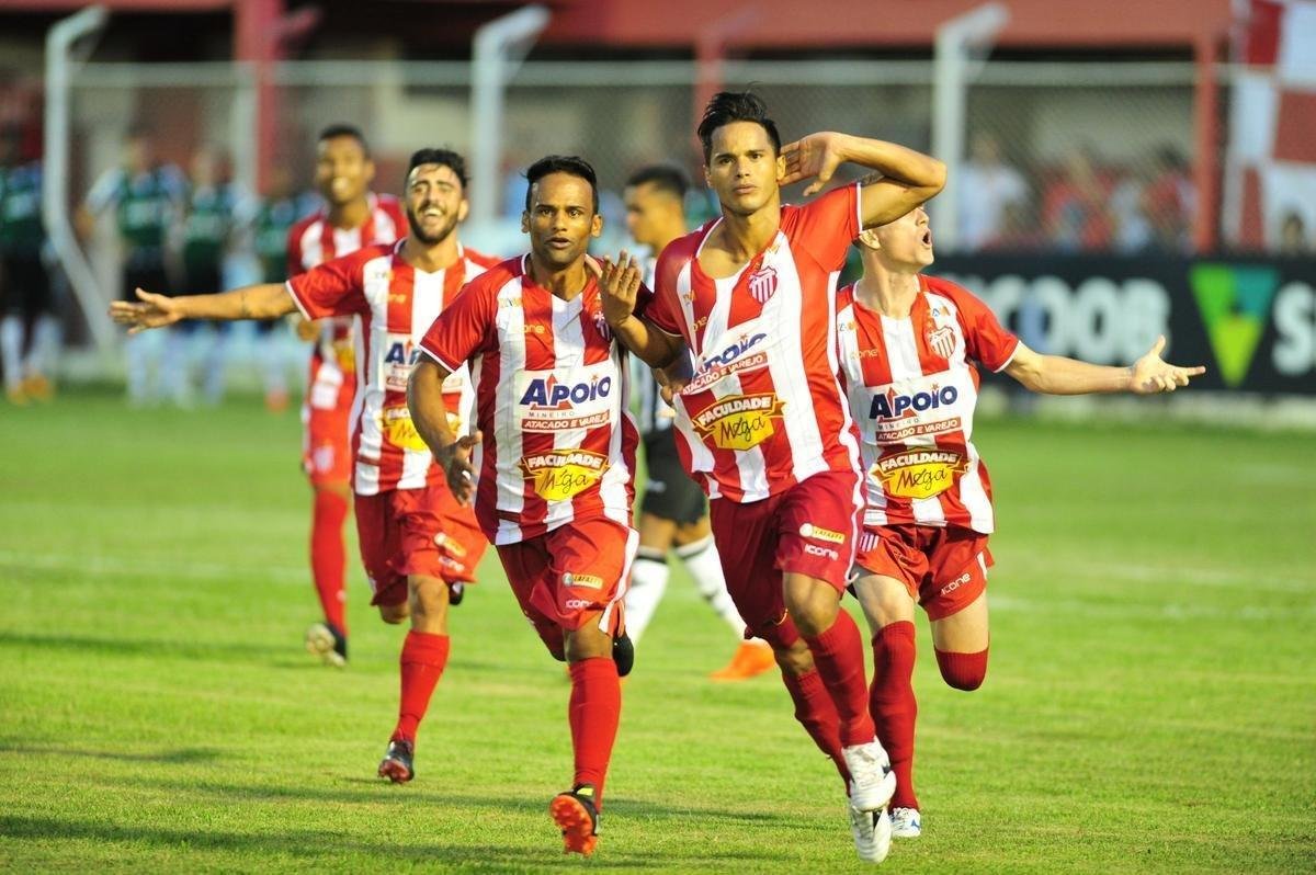 Villa Nova e Atltico se enfrentaram nesta quinta-feira