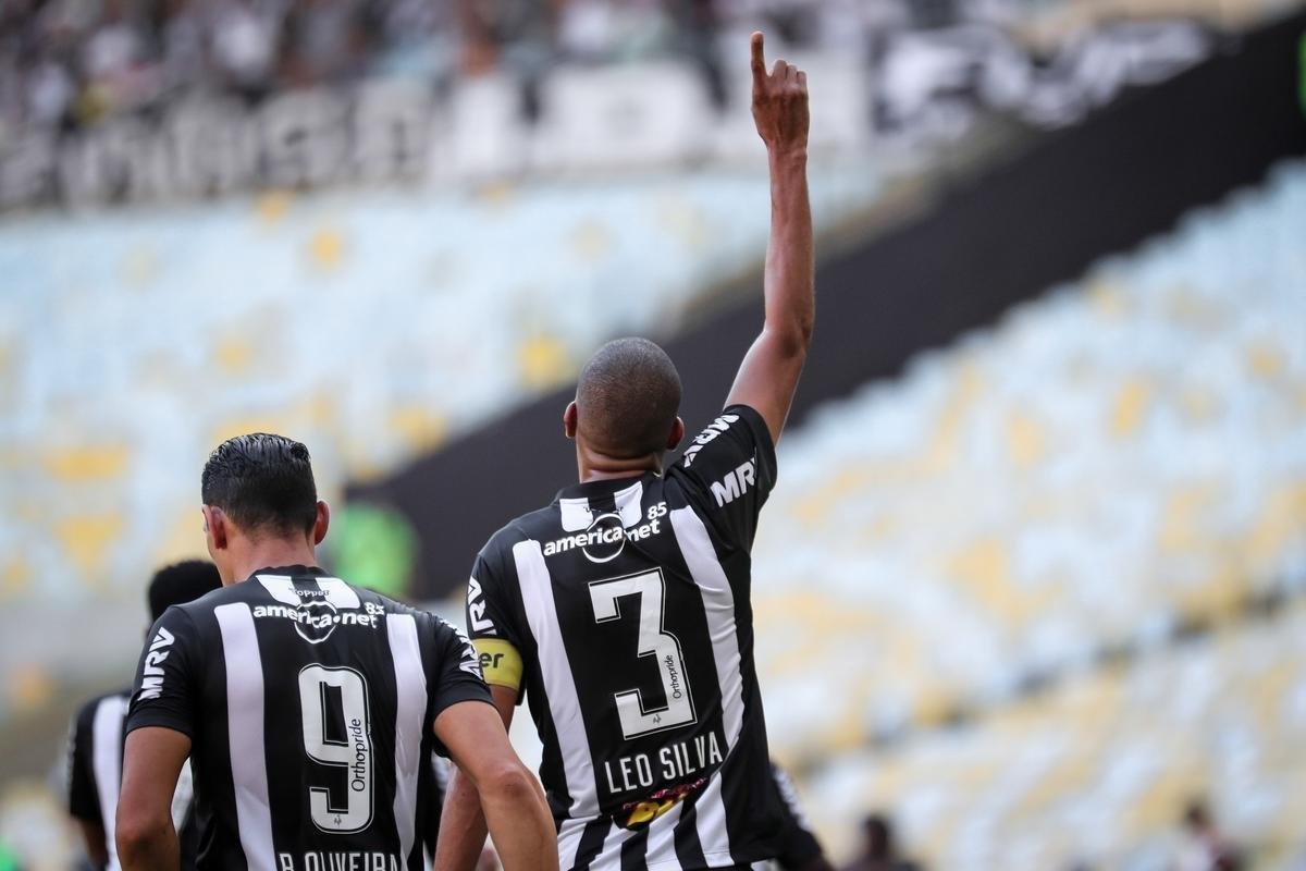 Leonardo Silva, de cabeça, empatou para o Atlético aos 22 do primeiro tempo: Flamengo 1 x 1 Atlético