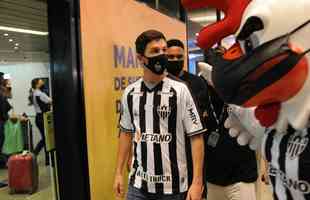 Fotos da chegada do meia argentino Nacho Fernndez a Belo Horizonte para reforar o Atltico (Leandro Couri/EM/D. A Press)