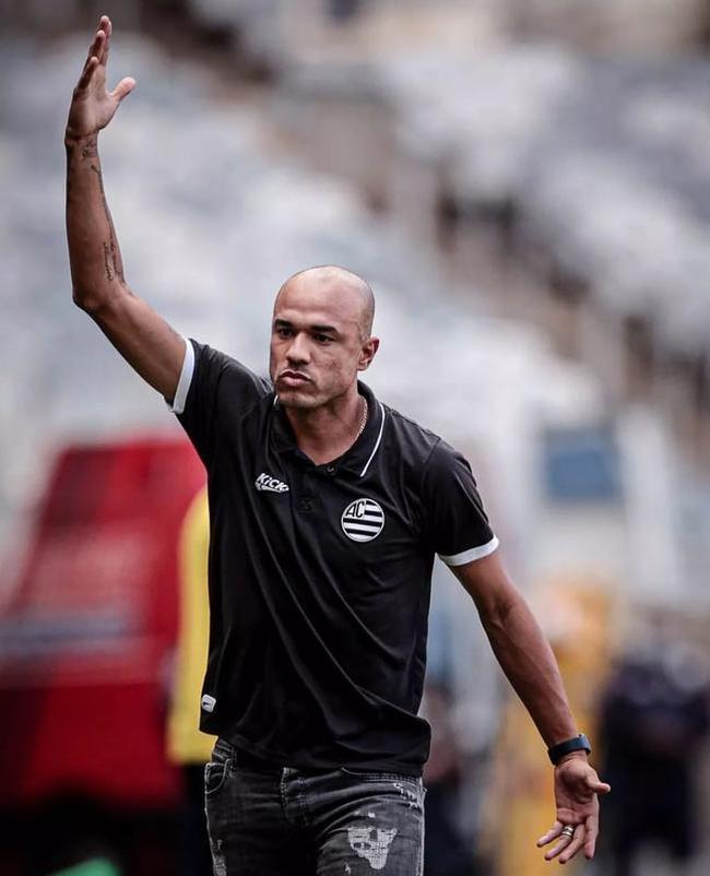 Roger Silva acertou o retorno para o Athletic e vai comandar o clube na temporada de 2023