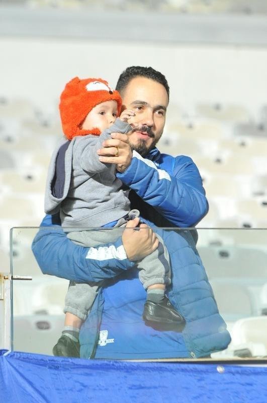 Torcida do Cruzeiro encarou frio e crise de abastecimento para apoiar o time contra o Palmeiras, no Mineiro