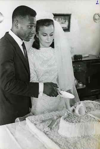 O primeiro casamento de Pel foi com Rosemeri dos Reis Cholbi. O relacionamento durou de 1966 a 1982. O casal teve trs filhos: Kely, Edson (Edinho) e Jennifer