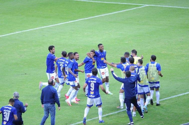 10- Arrancada inicial na Srie B (agosto): o Cruzeiro comeou bem a sua caminhada na segunda diviso ao ganhar os primeiros trs jogos, contra Botafogo-SP (2 a 1, no Mineiro), Guarani (3 a 2, no Brinco de Ouro, em Campinas) e Figueirense (1 a 0, no Orlando Scarpelli, em Florianpolis). O excelente comeo pegou at mesmo o tcnico Enderson Moreira de surpresa. Ele havia estimado que a equipe brigaria contra o rebaixamento por pelo menos seis rodadas. De fato, a previso do comandante se confirmou, pois o time no manteve a sequncia positiva e caiu de rendimento na competio.