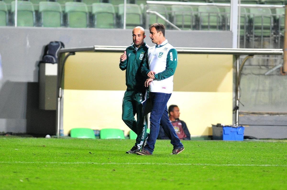 Fotos de mais uma derrota do Amrica na Srie B; Coelho foi superado no Independncia pelo Atltico-GO, por 1 a 0. Gol do rubro-negro goiano foi de Jorginho