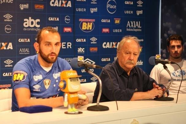 Atacante Barcos, o 'Pirata', vestiu a camisa 28 do Cruzeiro e falou sobre desejo de conquistar muitos ttulos