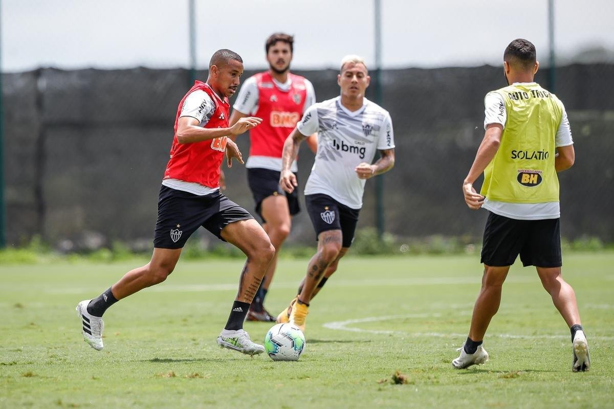 Veja fotos do treino do Atltico
