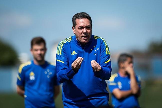 Luxemburgo conversou com os jogadores e orientou o time durante o treino