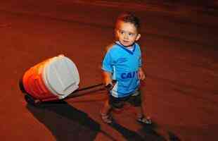 Torcedores do Cruzeiro fazem viglia de 24 horas no Mineiro para aguardar a primeira partida da final da Copa do Brasil contra o Corinthians, nesta quarta-feira, s 21h45. Evento foi divulgado na internet e reuniu dezenas de fanticos. Movimento foi lanado em 2013, antes de jogo decisivo com o Grmio, pelo Campeonato Brasileiro, e j havia se repetido em 2017 antes da deciso da Copa do Brasil.