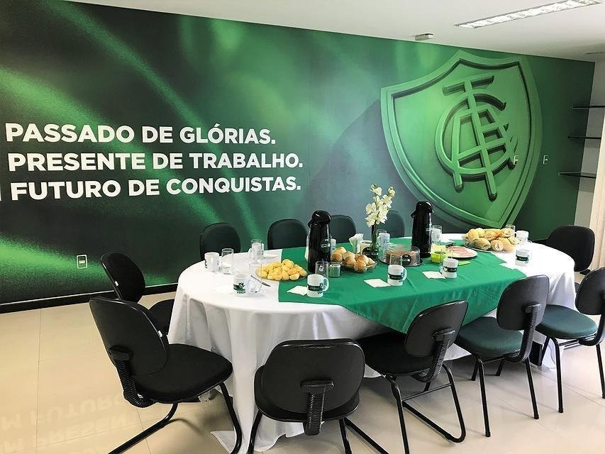 Adilson Batista recebeu grupo de torcedores do Amrica em caf da manh no CT Lanna Drumond