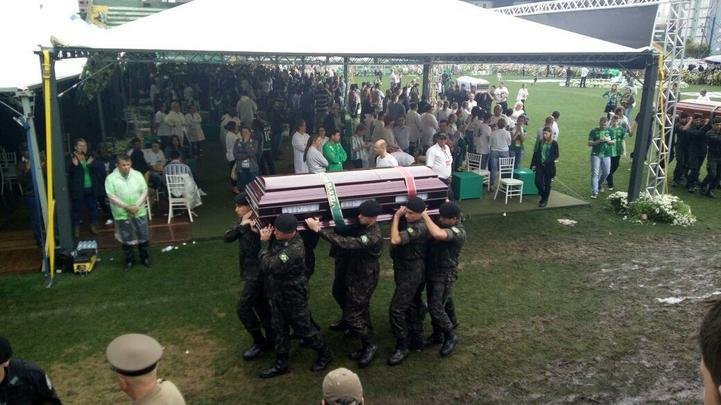 Depois de homenagens, corpos deixaram a Arena Condá. Muitos serão transferidos para cidades de origem das vítimas