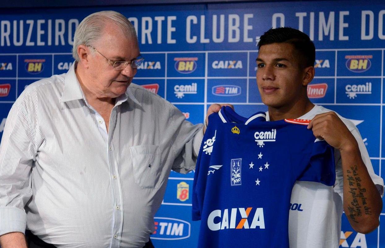 2016 - Lucas Romero (volante): ex-Vlez Srsfield, caiu rapidamente nas graas da torcida pelo estilo de jogo aguerrido e de pegada no meio-campo. Rpido e com grande qualidade nos desarmes, o argentino ficou no Cruzeiro at agosto de 2019, quando foi vendido ao Independiente. Em trs anos e meio de clube, El Perro disputou 152 jogos e marcou trs gols.