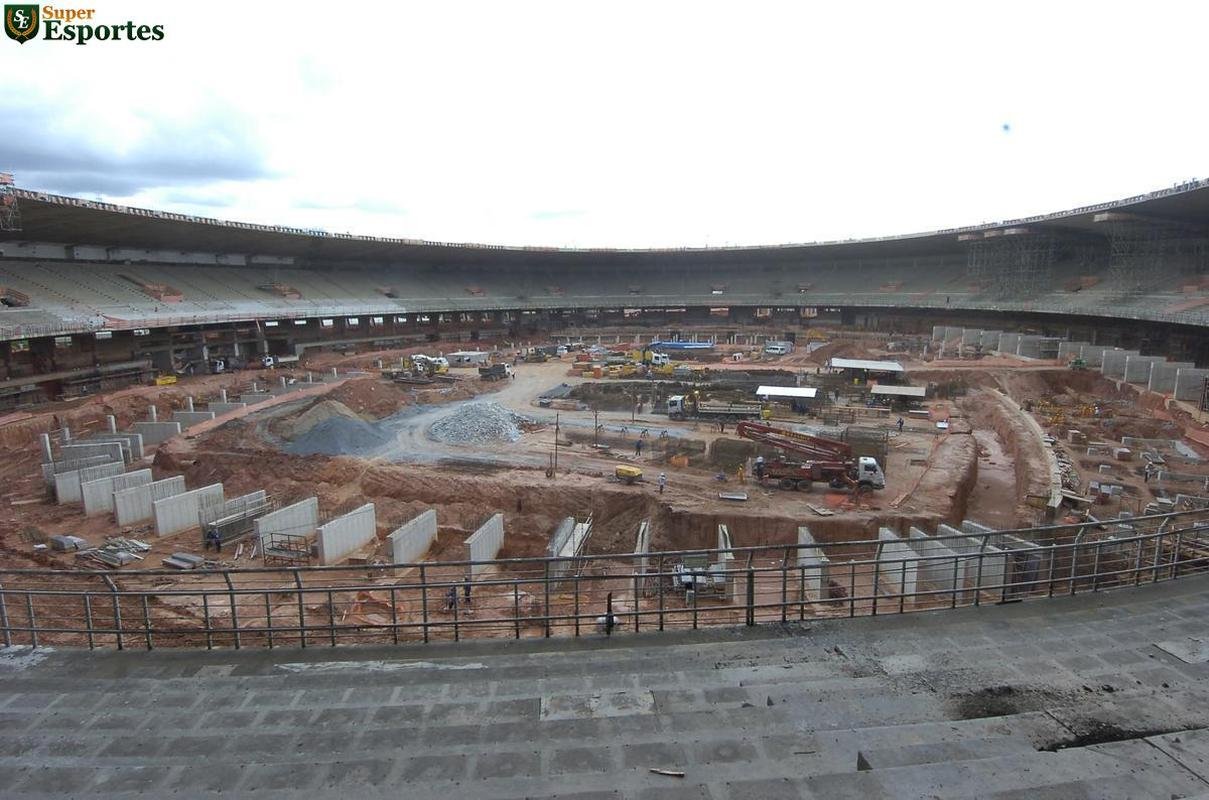 06/12/2011 - Na parte interna, j esto montadas as estruturas para receber as cadeiras mais prximas ao gramado. Nvel do campo j foi rebaixado. Mineiro comea a ganhar caractersticas de arena da Copa.