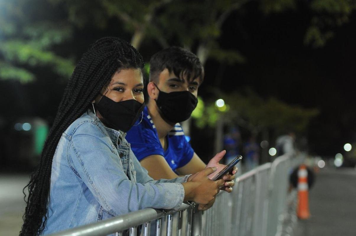 Torcida do Cruzeiro voltou ao Mineiro aps meses de ausncia devido  pandemia. Houve grandes filas devido  desorganizao do clube, que demorou a enviar funcionrios aos portes para fazer a conferncia dos exames de COVID-19. Na Alameda das Palmeiras, muitos cruzeirenses se aglomeraram e no usaram mscara prximo ao Bar do Peixe.