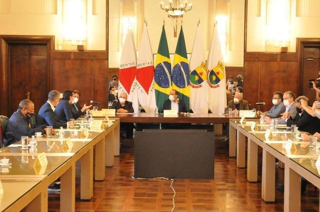 Reunio entre a Prefeitura de Belo Horizonte definiu a liberao de 30% de pblico nos jogos de Amrica, Atltico e Cruzeiro. Agora, para atuar diante de suas torcidas, os clubes precisam ter o aval das confederaes. No momento, apenas a Conmebol autorizou partidas com torcida na Copa Libertadores e na Copa Sul-Americana. A CBF ainda no permitiu em duelos do Campeonato Brasileiro.