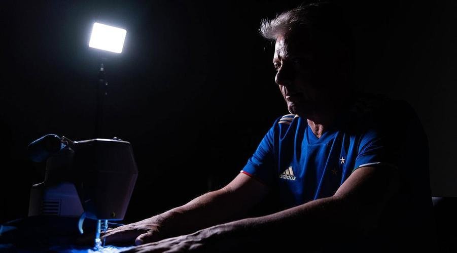 Ídolos exibiram detalhes da nova camisa do Cruzeiro, em homenagem ao centenário celeste. Na foto, o ex-volante Douglas.