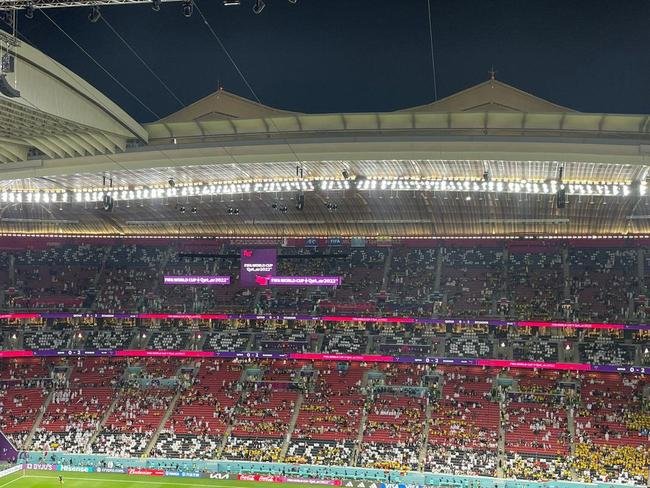 Pblico esvazia Estdio Al Bayt antes mesmo do fim do jogo de abertura da Copa, entre Catar e Equador. Sul-americanos venceram por 2 a 0 com gols de Enner Valencia