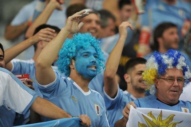 Fotos das torcidas de Uruguai e Equador no Mineiro